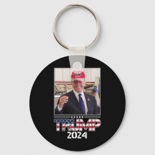Joe Biden trägt einen Trump-Hut-Wahl 2024 Funny Schlüsselanhänger