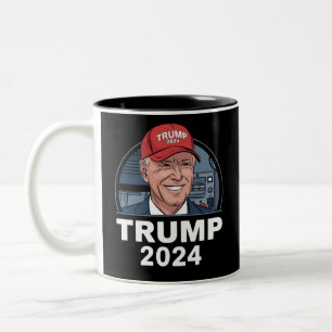 Joe Biden trägt einen Trump-Hut Zweifarbige Tasse
