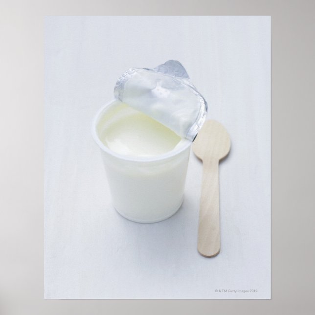 Jogurt in geöffnetem Einwegbecher Poster (Vorne)