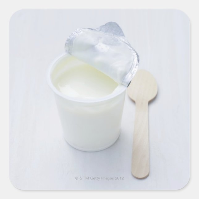 Jogurt in geöffnetem Einwegbecher Quadratischer Aufkleber (Vorderseite)