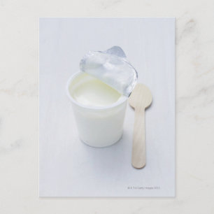 Jogurt in geöffneter Wegwerfschale Postkarte