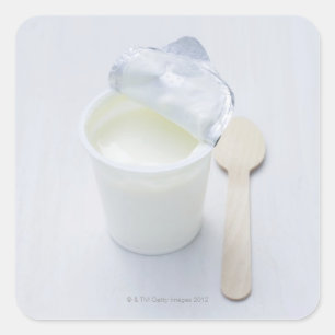 Jogurt in geöffneter Wegwerfschale Quadratischer Aufkleber