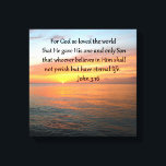 JOHN 3:16 SONNENREISE ÜBER DEM OZEANISCHEN FOTO LEINWANDDRUCK<br><div class="desc">Ermutigen Sie alle mit Ihrem Glauben, Ihrer Hoffnung und Ihrer Liebe in Jesus Christus mit diesem erstaunlich inspirierend Sonnenaufgang über dem Ozean Original Foto Design mit der inspirierenden Schrift Vers John 3:16 über T-Shirts und Geschenke. Denn Gott liebte die Welt so, dass er Seinen einzigen Sohn gab. Dieses ruhige John...</div>