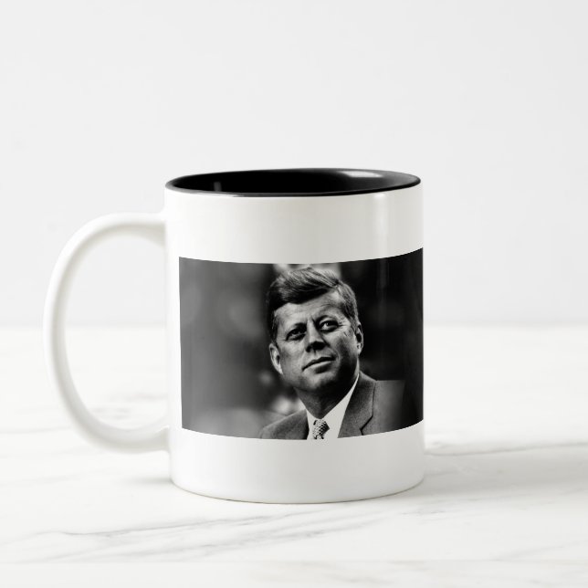 John F Kennedy Zweifarbige Tasse (Links)