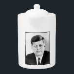 John Jack Kennedy, das Weiße Haus des Präsidenten<br><div class="desc">Die Winterluft knisterte mit Nervenenergie, als John F. Kennedy auf den Stufen der Hauptstadt stand, das historische Gewicht schwer auf seinen jungen Schultern. Mit 43 war er der jüngste Präsident, der je gewählt wurde, und seine Antrittsrede hegte mit einem Optimismus, der überall im Land Widerhall fand. — "Wir stehen am...</div>