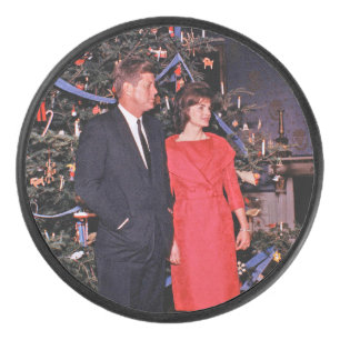 John Kennedy & Jacqueline, Präsident der Weihnacht Eishockey Puck
