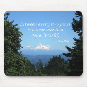John Muir: "Zwischen zwei Kiefern ist eine Tür" Mousepad