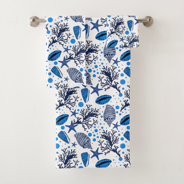 Joli bleu blanc coquillage motif Serviette de bain (En situation)
