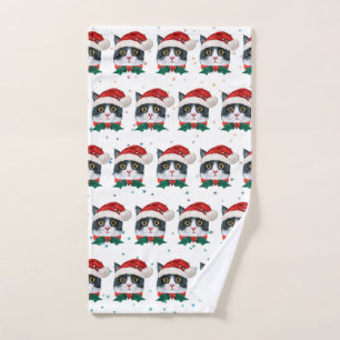 Joli chat noir et blanc avec chapeau de Père Noël