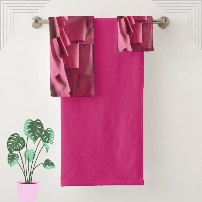 Joli Chaud rose Glam Rouffes en soie Motif moderne (These hot pink fuchsia ruffle pattern towels will add flare and style to your bathroom! )