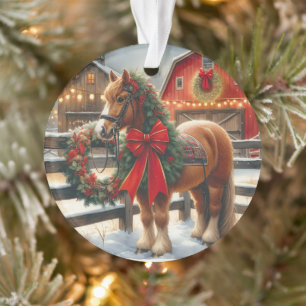 Joli Cheval de Noël sur une ferme festive