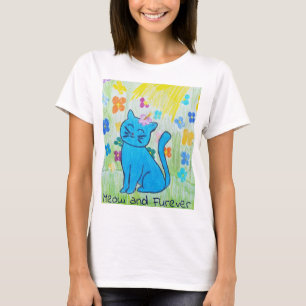 Joli minou dans un T-shirt de femmes ensoleillées