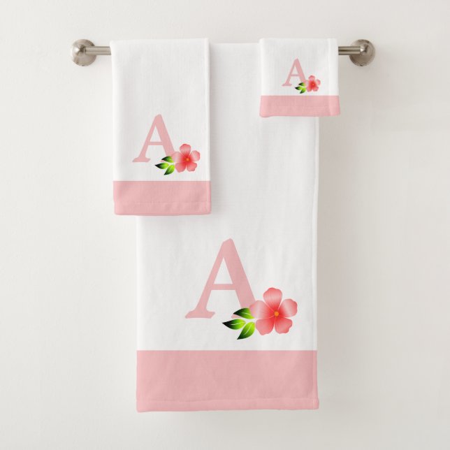 Joli monogramme rose avec serviette de bain à fleu (En situation)