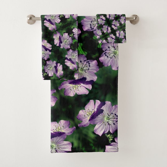 Joli Motif de paire de fleurs de géranium violet (En situation)