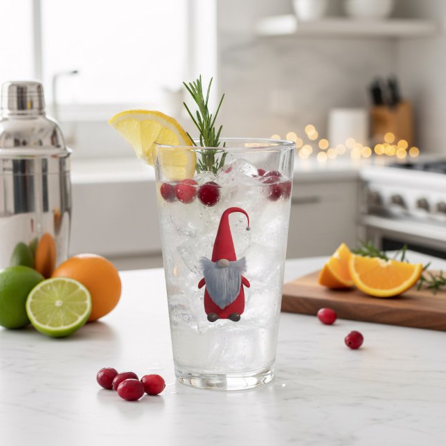 Joli Noël Gnome Monogramme Verre de vacances (Elevate your holiday drink station with these adorable personalized gnome glasses.)