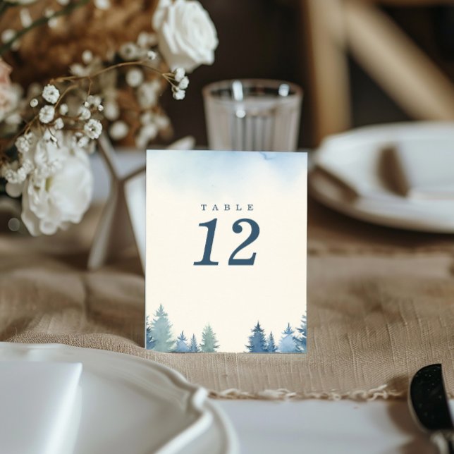 Joli numéro de table bleu des pins d'hiver (Minimalist, elegant winter pine trees wedding reception table number card)