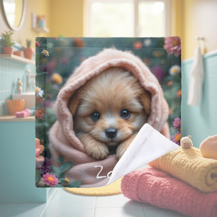 Joli, petit, chiot duveteux entouré de fleurs