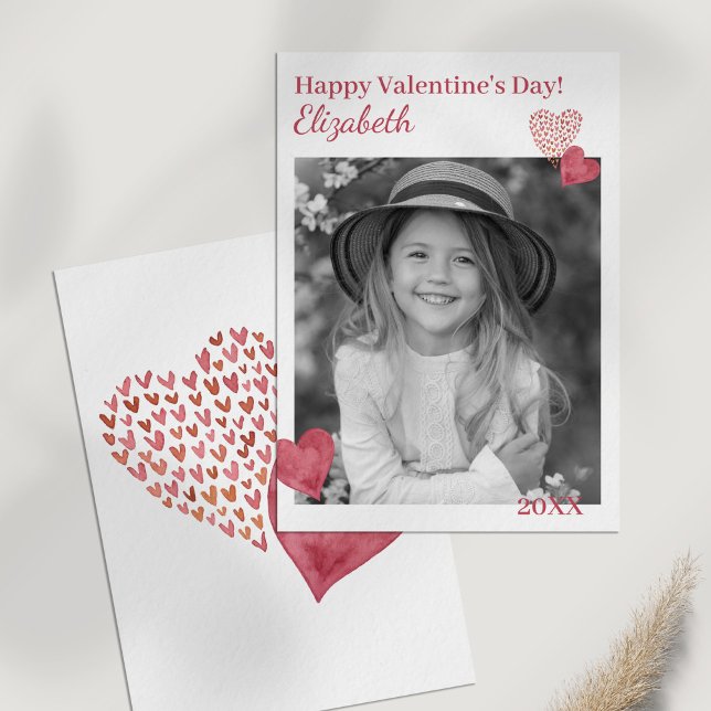 Jolie carte de la Saint-Valentin personnalisée ave (Lovely Hearts Custom Photo Valentine's Day Card on a white table.)