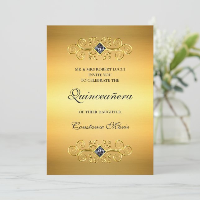 Jolie dans Gold Quinceanera Invitation (Debout devant)