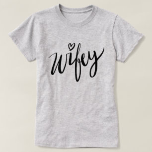 Jolie main lettré WIFEY t-shirt épouse nouvellem