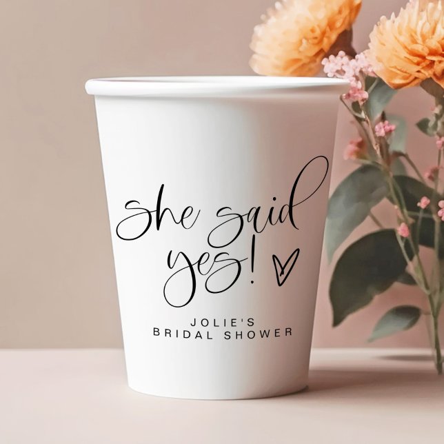 JOLIE Minimalistisch She Said Yes Heart Brautparty Pappbecher (Von Creator hochgeladen)