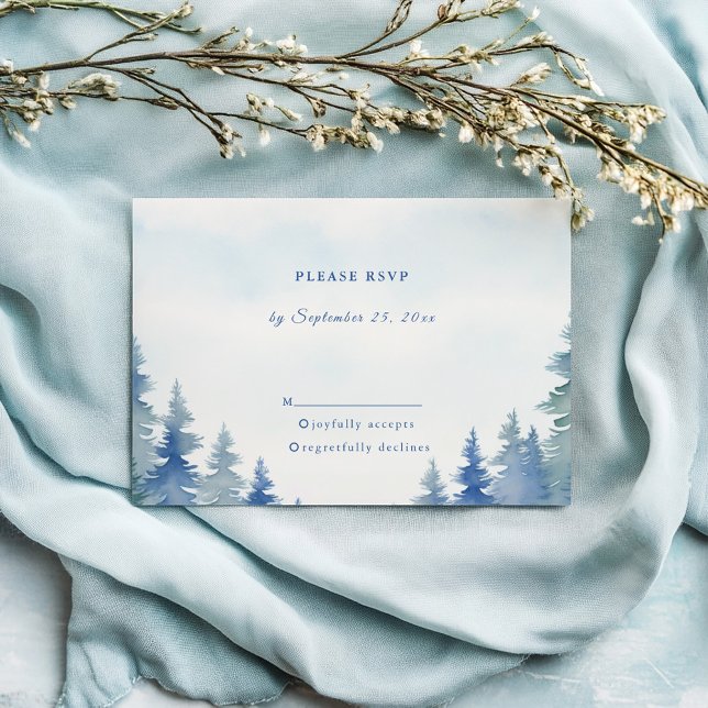 Jolie réponse rsvp de mariage des pins d'hiver (Soft blue pine trees against a watercolor style wash background RSVP)