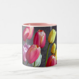 Jolie tasse de café de tulipe de ressort