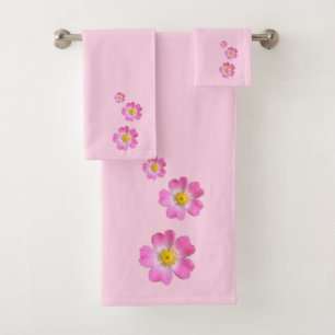 Jolies fleurs roses sur fond rose clair