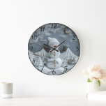 Jolly Christmas Snowman Delight Große Wanduhr<br><div class="desc">Ein bezaubernder Schneemann mit fröhlichem Ausdruck und einem gemütlichen Hut inmitten einer ruhigen Winterlandschaft. Majestätische Berge schaffen eine atemberaubende Kulisse,  während zarte Sterne in einem Nachthimmel blinken. Ein Miniaturbaum verstärkt das festliche Ambiente.</div>