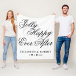 Jolly Happy ever After White Minimalistisch Weddin Fleecedecke<br><div class="desc">Jolly Happy immer nach der Minimalistischen Hochzeit Fleece Blanket. Das ist eine einfache und minimalistische Decke mit einem stilvollen,  eleganten Flohskript,  perfekt für frisch verheiratete Menschen mit individuellen Merkmalen,  können Sie Braut und Bräutigam Namen hinzufügen</div>