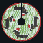 Jolly Santa Dackeln - Black and Tan Polyester Weihnachtsbaumdecke<br><div class="desc">In den Hallen können Sie die wunderschönen,  schwarz-bräunlichen Weihnachtsfeiertage genießen. Ein leichtes Design für alle,  die Dackeln Lieben. Niedliche Cartoon-Kunst von fröhlichen Dackeln mit Weihnachtsmannmützen umkreisen den Baumrock mit einem grünen Polka-Dot-Hintergrund. Originelle Vektorkunst von Night Owells Menagerie,  2014.</div>