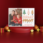 Jolly vibes retro vintage christas Foto Feiertagskarte<br><div class="desc">stilvolle,  holly jolly vibes retro vintage christmas Foto Holiday Card . Diese Karte ist ideal für diejenigen,  die Nostalgie und Vintage Ästhetik Liebe.</div>