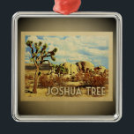 Joshua Tree California Silbernes Ornament<br><div class="desc">Ein cooles Vintages Joshua-Baum-Ornament mit einem Joshua-Baum im kalifornischen Nationalpark mit Steinen und Pinsel gegen einen dramatischen blauen Himmel flauschiger Wolken.</div>