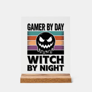 Joueur de jeu vidéo de jour sorcière de nuit rétro