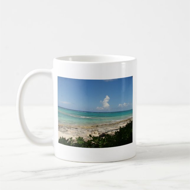 Jour rêvant la tasse de café de banc de sable des (Gauche)