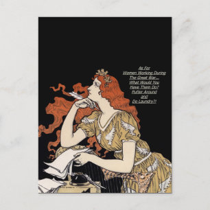 Journalistin an ihrem Schreibtisch Postkarte