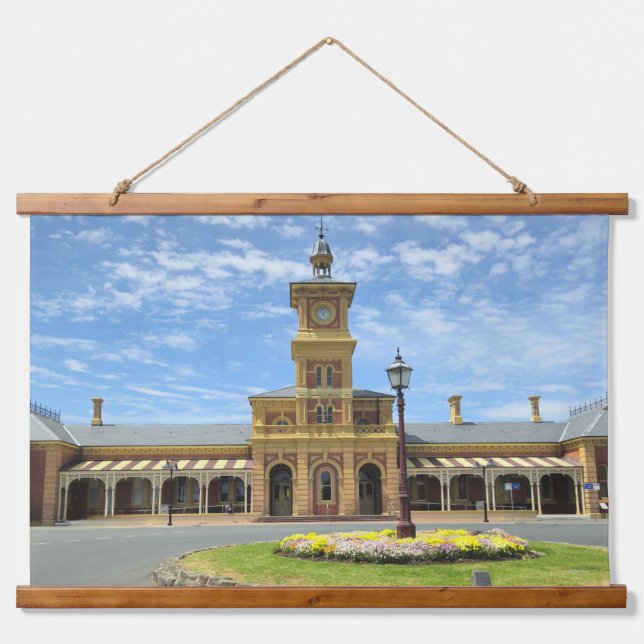 Journey through Time at Albury Station Wandteppich Mit Holzrahmen (Vorne)