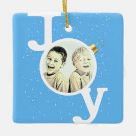 Joy bauble Text über Himmel blauer Weihnachtsfeier Keramikornament