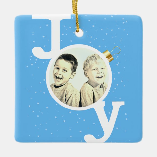 Joy bauble Text über Himmel blauer Weihnachtsfeier Keramikornament (Vorderseite)