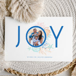 Joy Blue Coastal Christmas Beach Seashell Foto Feiertagskarte<br><div class="desc">Wer braucht Schneeflocken, wenn man Muscheln hat? Capture a cool nautic lässig und Küsten-Flair dieses Ferien-Seesohn mit unserer Küste inspiriert Weihnachtskollektion. Wir haben schöne Aquarellmuscheln in Aquarellfarben in blauen, rosa, rosa, sandig-weißen Farbtönen gestrichen, Tees und Pfirsichfarben, um eine ruhige Küstenatmosphäre zu schaffen, die die Feriensaison verkörpert. "Joy" ist mit einem...</div>