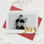 JOY Bold Typografy Modernes Foto Weihnachten Folien Feiertagskarte<br><div class="desc">Frohe Weihnachten | Mit dieser individuell gestaltbaren Weihnachtskarte aus Goldfolie laden wir Sie zu Ihrem Event ein. Es zeigt JOY in fett formatierter Typografie. Personalisieren Sie diese moderne Urlaubskarte,  indem Sie Ihre Daten hinzufügen. Diese Weihnachtskarte des Fotos ist in anderen Farben und mit einem Karton erhältlich. Matching-Elemente sind verfügbar.</div>
