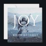 Joy Christmas Card<br><div class="desc">Elegante Weihnachtskarte mit blauem Berghang mit Schnee und Engelüberlagerung. Serene und erdig Engel. Personalisieren Sie Ihre Daten mit Ihrem Familiennamen. Frieden und Freude sind das,  was wir in diesen Zeiten sehnen.</div>