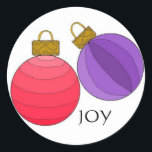Joy Christmas Decorations Runder Aufkleber<br><div class="desc">Hübsche Weihnachtsdekorationen in Rot und lila mit dem Wort "Freude"... </div>