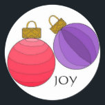 Joy Christmas Decorations Runder Aufkleber<br><div class="desc">Hübsche Weihnachtsdekorationen in Rot und lila mit dem Wort "Freude"... </div>