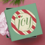 Joy Christmas Sticker - Rote und grüne Streifen<br><div class="desc">Fügen Sie Ihre Weihnachtskarten, Weihnachtskarten oder Festverpackungen mit diesen charmanten Weihnachtsaufklebern die perfekte Touch hinzu! Diese Aufkleber mit dem Wort "Joy" in der eleganten, modernen Kalligraphie-Schrift sind Set vor einem Vintagen Hintergrund und umgeben von rustikalen roten und grünen Streifen, die einen klassischen Bonbons-Look vermitteln. Sie wurden entworfen, um sich wunderbar...</div>