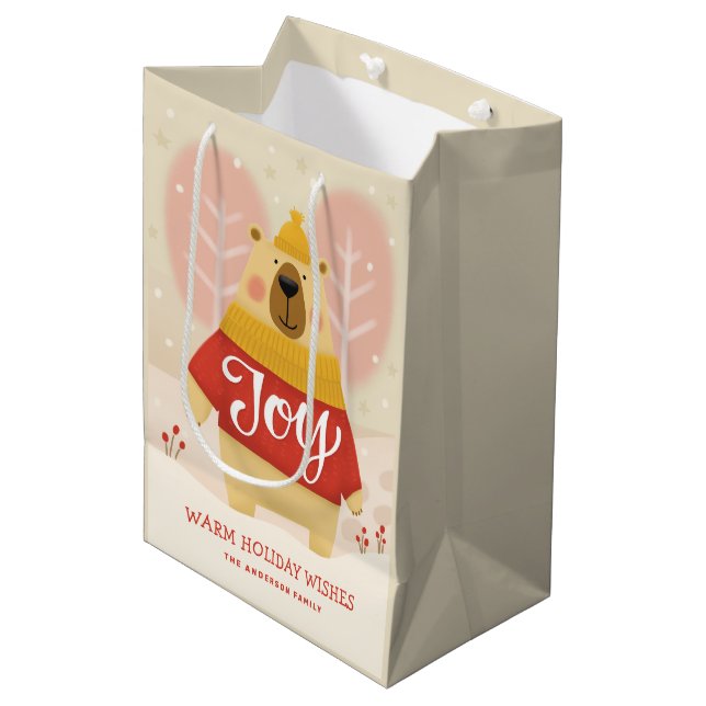Joy | Cute Forest Bear Christmas Winter Party Mittlere Geschenktüte (Vorderseite Schrägansicht)