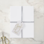 Joy! Einfaches Gold Script & White Christmas Foto Geschenkanhänger<br><div class="desc">Diese schönen Geschenkmarken sind der perfekte Weg Weihnachtsjubeln zu senden. Sie zeichnen sich durch ein schlichtes Design mit weißem Hintergrund aus, und das Wort "Joy!", geschrieben in Imitate Glitzer-Schrift. Es gibt Platz für eine kurze Begrüßung oder Nachricht, und Ihr Bild oder Foto auf der Rückseite. Ideal, um Ihrem Geschenk etwas...</div>