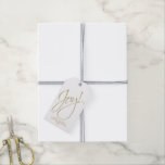 Joy! Einfaches Gold Script & White Christmas Foto Geschenkanhänger<br><div class="desc">Diese schönen Geschenkmarken sind der perfekte Weg Weihnachtsjubeln zu senden. Sie zeichnen sich durch ein schlichtes Design mit weißem Hintergrund aus, und das Wort "Joy!", geschrieben in Imitate Glitzer-Schrift. Es gibt Platz für eine kurze Begrüßung oder Nachricht, und Ihr Bild oder Foto auf der Rückseite. Ideal, um Ihrem Geschenk etwas...</div>