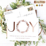 "JOY", elegant und einfach, Foil Holiday Postcard Folien Feiertagspostkarte<br><div class="desc">Elegante, reale Foulenurlaub-Postkarte mit schöner Folie "JOY"-Phrase, die den Buchstaben "O" als einen zarten Urlaubskrez präsentiert. Personalisieren Sie die Vorderseite mit zwei Textabschnitten in Folie. Zurück mit der Option, eine "gedruckte" Nachricht hinzuzufügen oder Postkarten mit diesem Abschnitt in Leerzeichen zu empfangen, sodass Sie später einzelne Nachrichten hinzufügen können, löschen Sie...</div>