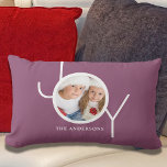 Joy Family Lila Foto Lendenkissen<br><div class="desc">Dieses stilvolle Foto Kissen ist mit dem Wort JOY in weißer, moderner Typografie auf einem lila Hintergrund dekoriert. Einfach mit Ihrem Foto und Namen anpassbar. Macht eine großartige Familie zu bewahren.</div>